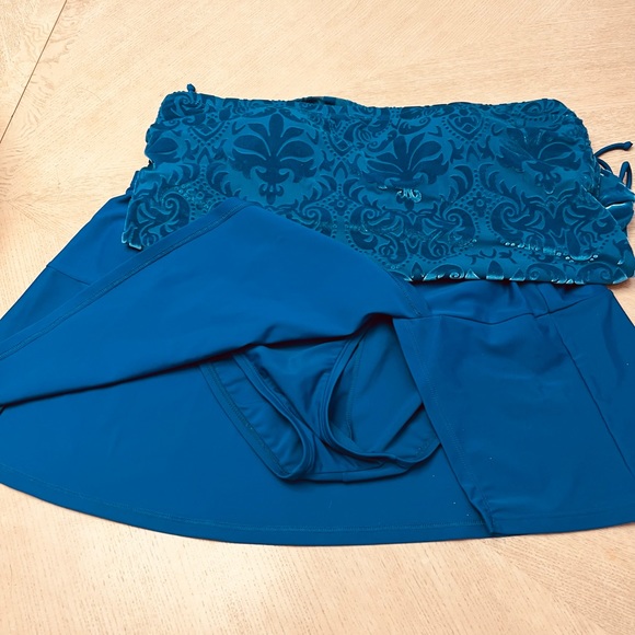Tankini. Size XL Bandeau fleur-de-lis soft velour top. Split skirt bottom. - Picture 2 of 5